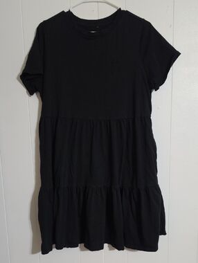 GAP Black Short Sleeve Tiered Midi Dress